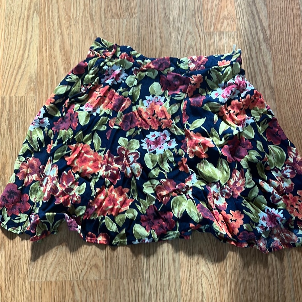Size 0 floral mini skirt - in great condition - super cute